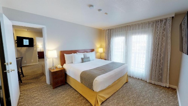 Chase Suites Hotel In Newark image 12