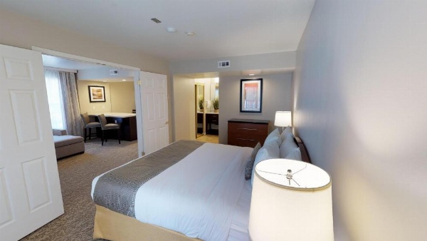 Chase Suites Hotel In Newark image 13